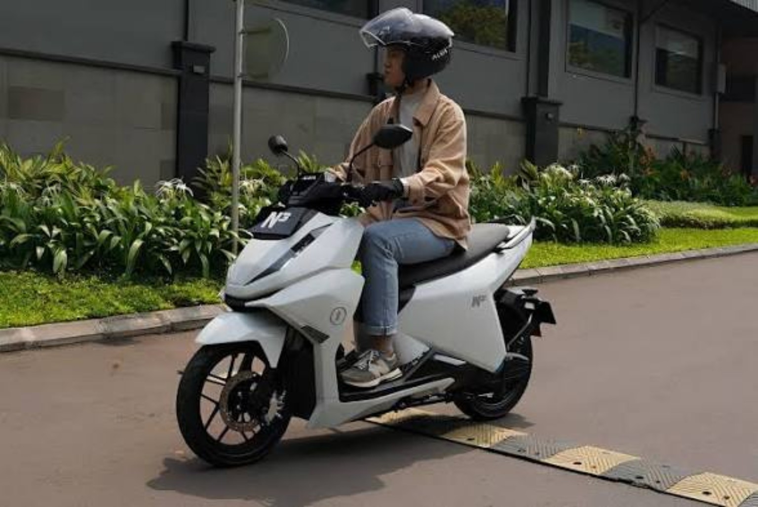 Pengendara menggunakan ALVA N3 di jalan Jakarta
